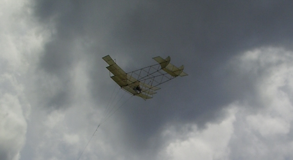 Dreidecker Fesselflugzeug - Driedekker kabelvlieger - Triplane airplane kite - aeroplane